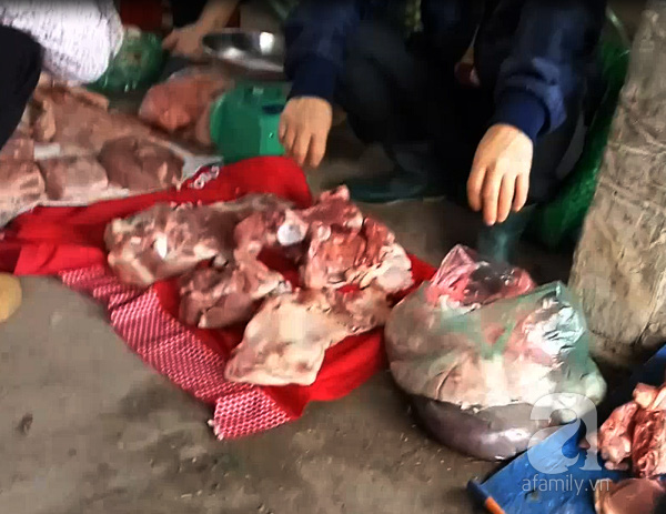 Ai mua thịt lợn ôi thiu giá 30 ngàn/kg ở chợ thịt ôi, thịt ế ngay giữa Hà Nội? - Ảnh 5.