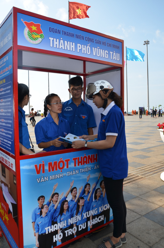 L&atilde;nh đạo Vũng T&agrave;u xuống biển nhặt r&aacute;c - Ảnh 4.