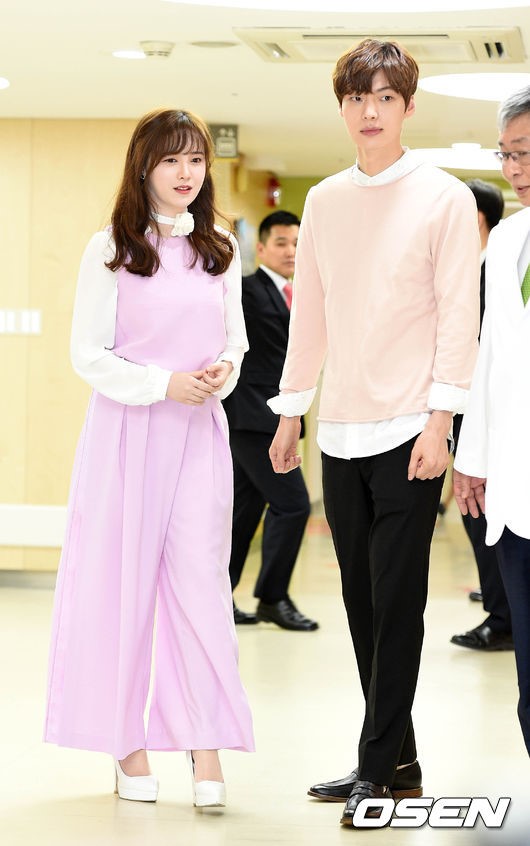 Ahn Jae Hyun - Goo Hye Sun sánh đôi đến viện nhi tặng tiền tổ chức đám cưới - Ảnh 4.