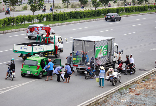 Nhiều xe con dửng dưng, bỏ mặc đôi nam nữ đang nguy kịch - Ảnh 4.