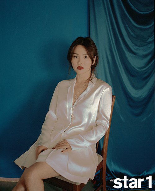 Song Hye Kyo lột xác quyến rũ, khoe vai trần nõn nà trên tạp chí - Ảnh 2.