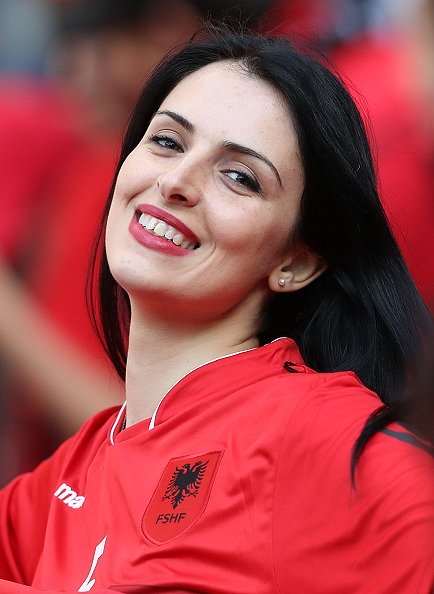 Fan nữ Albania tiếp tục đại náo trên khán đài - Ảnh 4.