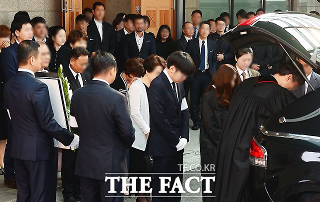 Nghẹn lòng trước những hình ảnh trong đám tang nam diễn viên Kim Sung Min - Ảnh 12.