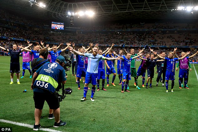 Màn ăn mừng nổi da gà, có một không hai ở Euro 2016 - Ảnh 6.