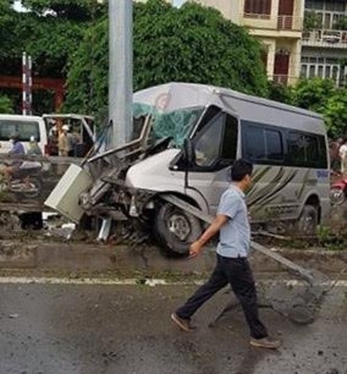 Xe khách tan nát vì tông cột điện, 8 người nguy kịch - Ảnh 4.