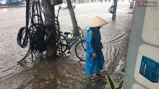 Bão Thần Sấm gây mưa to gió giật ở Hà Nội, hàng loạt cây gãy đổ đè lên ô tô - Ảnh 5.