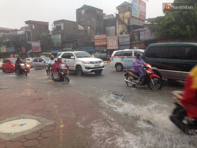 Bão Thần Sấm gây mưa to gió giật ở Hà Nội, hàng loạt cây gãy đổ đè lên ô tô - Ảnh 10.