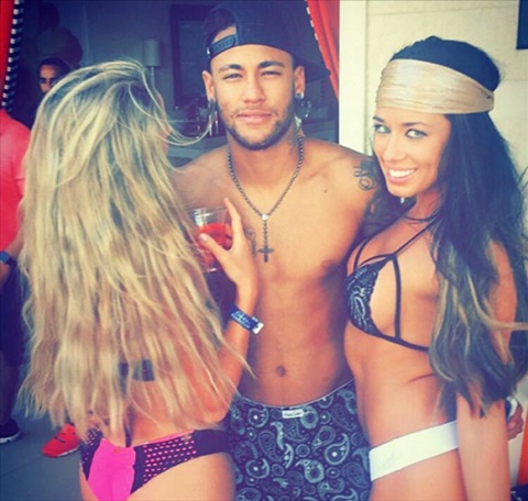 Neymar, bỏ chức vị để thoả... say t&igrave;nh - Ảnh 3.