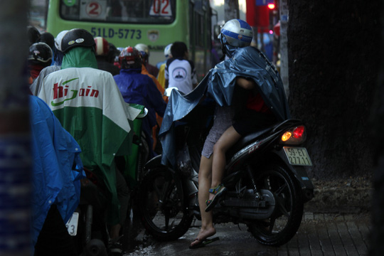 Kẹt xe kinh hoàng, người Sài Gòn chết lặng dưới cơn mưa - Ảnh 4.