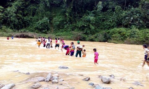 Ngày khai giảng, giáo viên vất vả cõng học sinh qua sông - Ảnh 4.