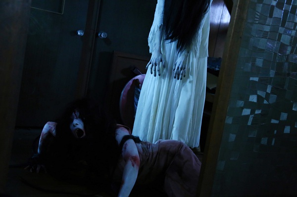 Cuốn băng bị ám lại xuất hiện trong Sadako Vs. Kayako - Ảnh 4.