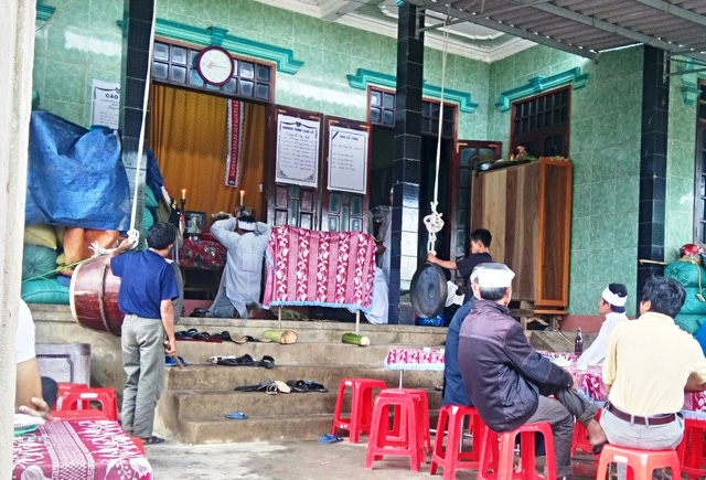 Học sinh thả b&aacute;nh sinh nhật xuống d&ograve;ng nước lũ để t&igrave;m bạn mất t&iacute;ch - Ảnh 5.