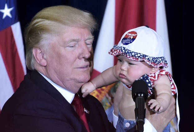 Khoảnh khắc hóm hỉnh khi Tổng thống Barack Obama và Donald Trump chơi với trẻ nhỏ - Ảnh 9.