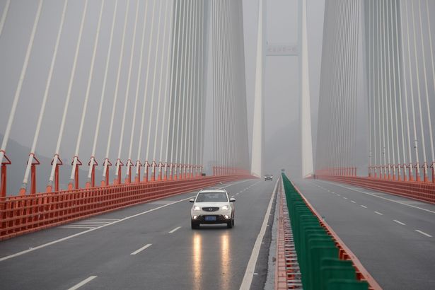 Nếu sợ độ cao, tốt nhất bạn đừng nên thử đi qua cây cầu cao nhất thế giới ở Trung Quốc này! - Ảnh 4.