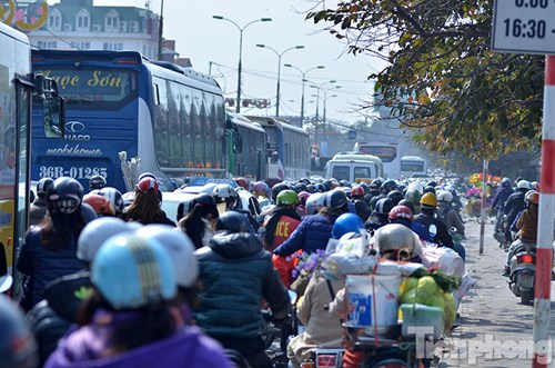 Ùn tắc kinh hoàng trên đường Giải Phóng ngày 28 Tết - Ảnh 5.