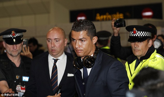 Ronaldo mỏi tay ký tặng fan hâm mộ khi vừa đặt chân tới Manchester - Ảnh 3.