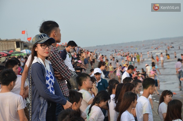 Chùm ảnh: Những bãi biển ngột ngạt và đông như nêm trong kì nghỉ lễ - Ảnh 5.