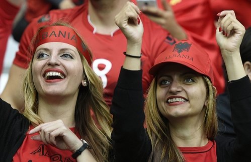 Fan nữ Albania tiếp tục đại náo trên khán đài - Ảnh 5.