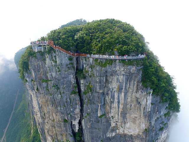 Đi tr&ecirc;n cầu k&iacute;nh b&ecirc;n v&aacute;ch n&uacute;i cao 1.500m, bạn d&aacute;m kh&ocirc;ng? - Ảnh 5.