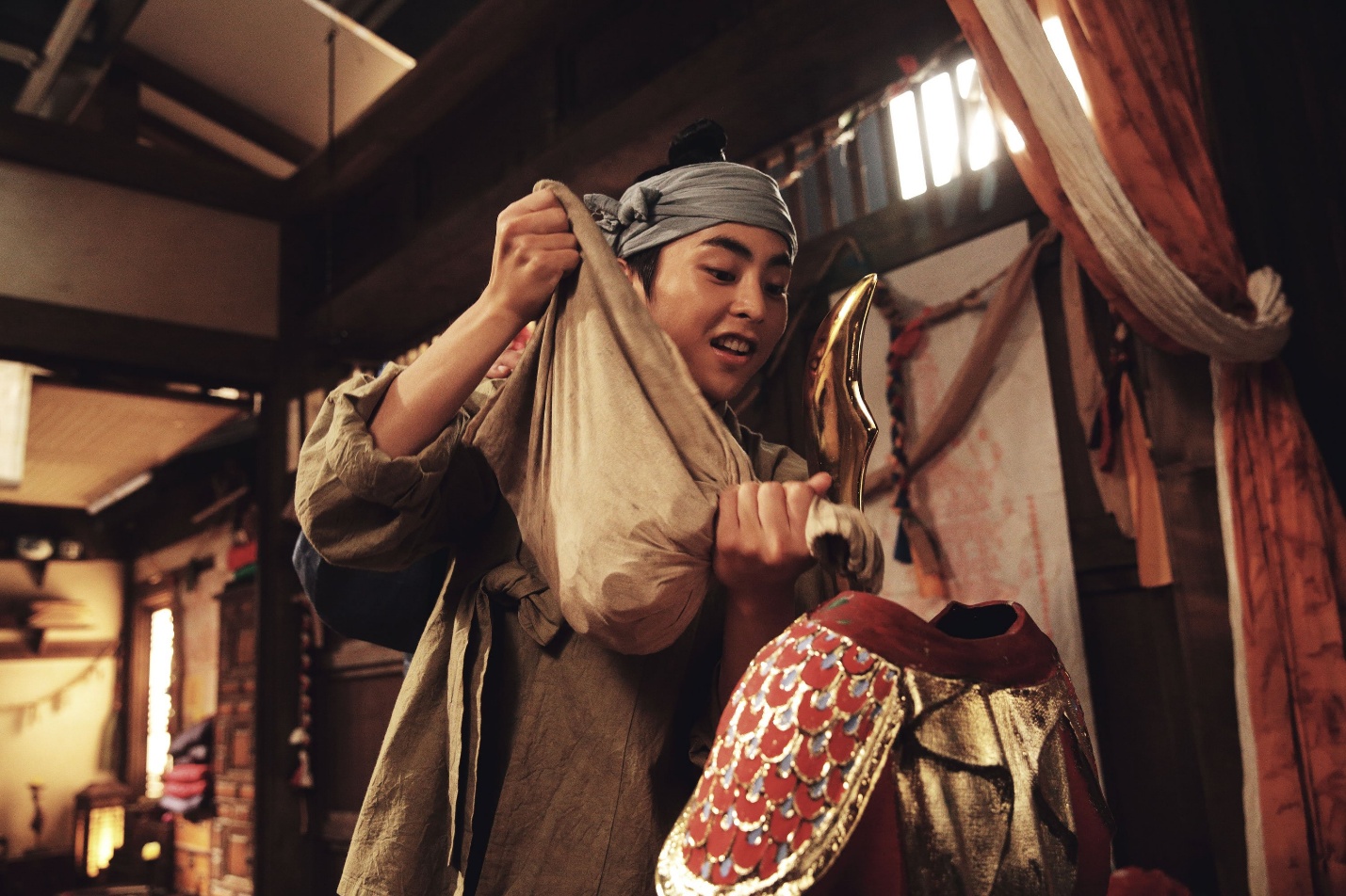 Bộ Tứ Lừa Đảo: &ldquo;Bậc thầy bịp bợm d&acirc;n gian xứ kim chi một bước l&ecirc;n m&agrave;n ảnh rộng - Ảnh 5.