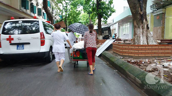 Lạ lùng cảnh phủ nilon, che ô tránh nước mưa cho bệnh nhân chờ mổ ở bệnh viện Việt Đức - Ảnh 5.