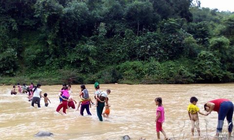 Ngày khai giảng, giáo viên vất vả cõng học sinh qua sông - Ảnh 5.