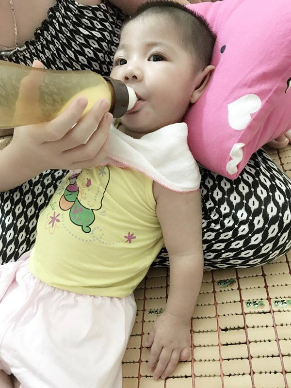 Hình ảnh mới của bé gái Lào Cai 14 tháng tuổi nặng 3,5kg sau hơn 3 tháng được mẹ nuôi chăm sóc - Ảnh 5.