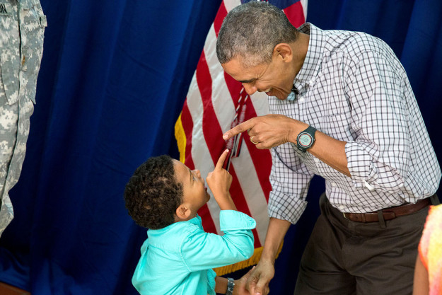 Khoảnh khắc hóm hỉnh khi Tổng thống Barack Obama và Donald Trump chơi với trẻ nhỏ - Ảnh 11.