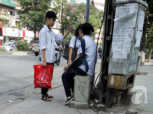 Người Hà Nội vẫn vô tư ngồi trà đá, bán hàng ngay trạm biến áp sau vụ nổ tại Trưng Nhị - Ảnh 6.