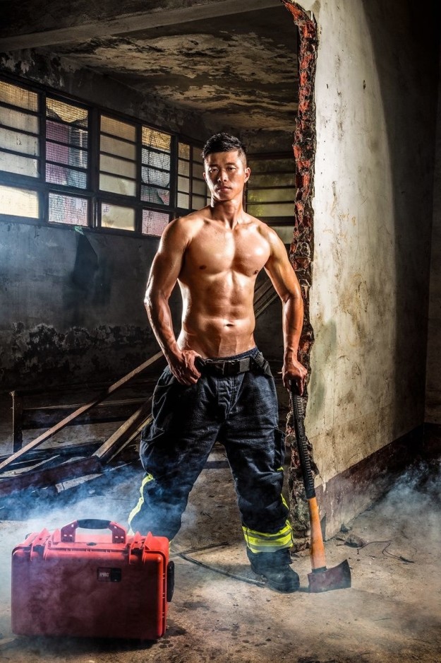 Bỏng mắt với dàn lính cứu hỏa Đài Loan nóng bỏng đến từng centimet - Ảnh 11.