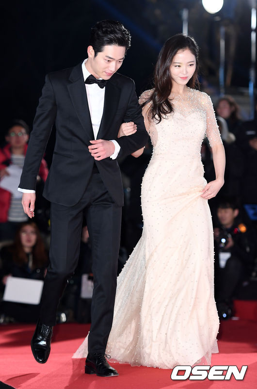 Son Ye Jin trễ nải gợi cảm, Seo Kang Joon sánh đôi Kang Hana trên thảm đỏ Rồng Xanh - Ảnh 6.