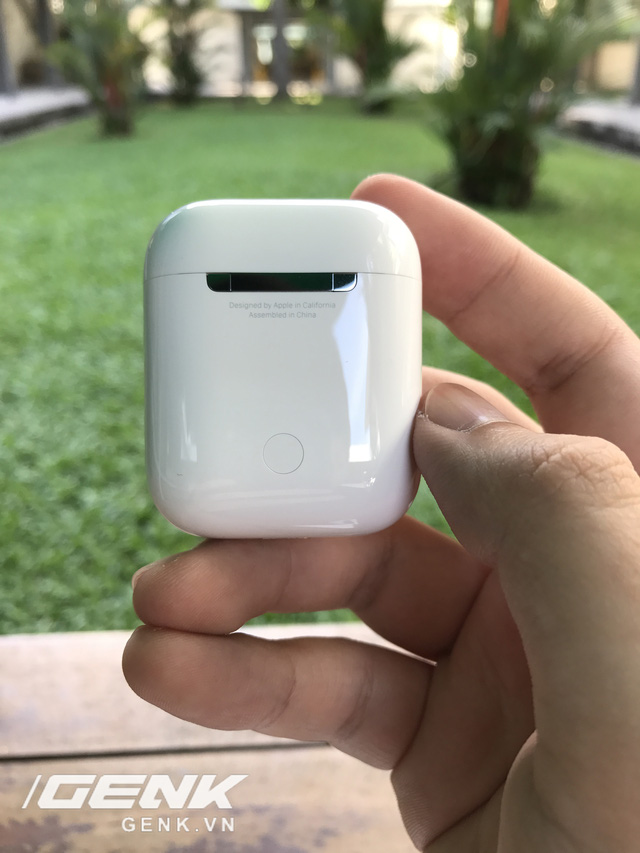 Trên tay AirPods, tai nghe không dây nhiều tai tiếng của Apple vừa xuất hiện tại Việt Nam - Ảnh 6.