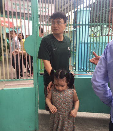 Cần cẩu đổ sập, trẻ mầm non tho&aacute;t chết trong gang tấc - Ảnh 7.
