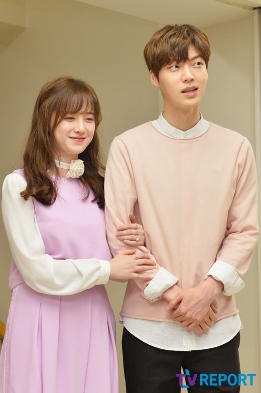 Ahn Jae Hyun - Goo Hye Sun sánh đôi đến viện nhi tặng tiền tổ chức đám cưới - Ảnh 6.