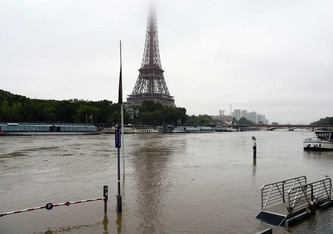 Paris chìm trong trận lụt lớn nhất 100 năm qua - Ảnh 5.