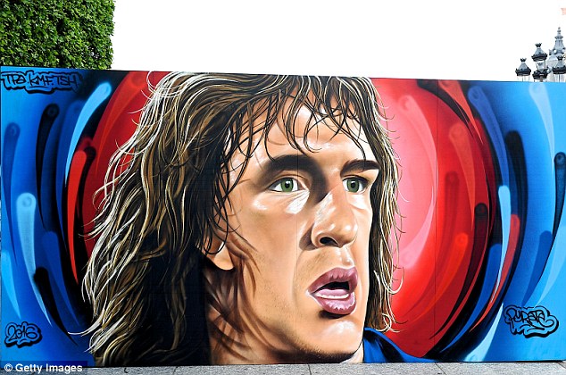 11 cầu thủ vĩ đại nhất lịch sử Euro qua nét vẽ nghệ thuật graffiti - Ảnh 4.