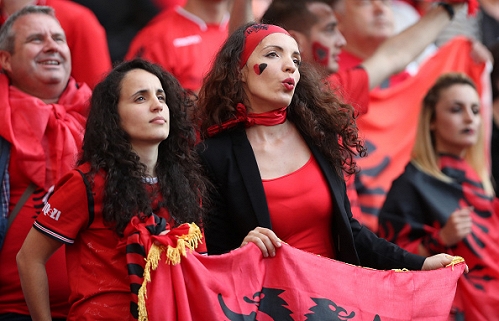 Fan nữ Albania tiếp tục đại náo trên khán đài - Ảnh 6.