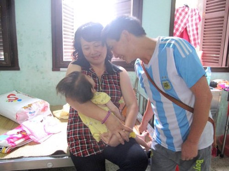 Nghẹn lòng cảnh em bé Lào Cai 14 tháng tuổi chỉ nặng 3,5 kg ngậm chặt bầu sữa các mẹ đến thăm - Ảnh 6.