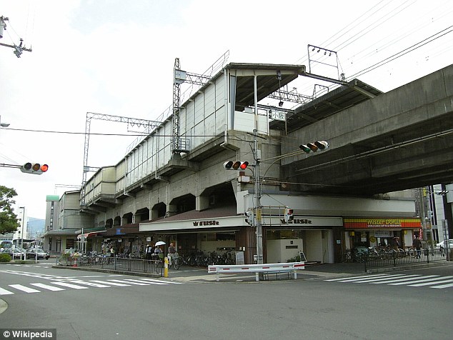 Nhật Bản: Bị hành khách phàn nàn vì tàu tới muộn, nhân viên sân ga nhảy xuống đường ray tự tử - Ảnh 2.