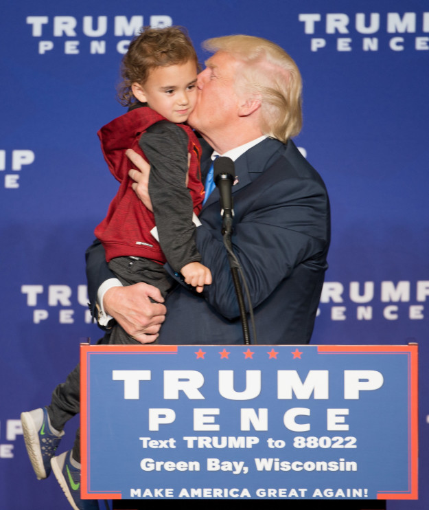 Khoảnh khắc hóm hỉnh khi Tổng thống Barack Obama và Donald Trump chơi với trẻ nhỏ - Ảnh 13.