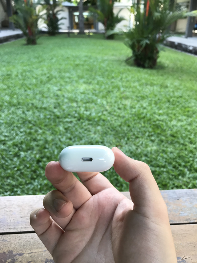 Trên tay AirPods, tai nghe không dây nhiều tai tiếng của Apple vừa xuất hiện tại Việt Nam - Ảnh 7.