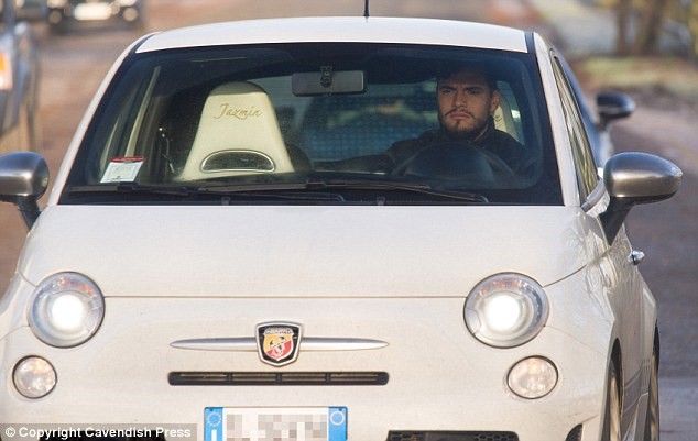 Dàn sao Man Utd lái xe sang đến sân tập Carrington - Ảnh 7.