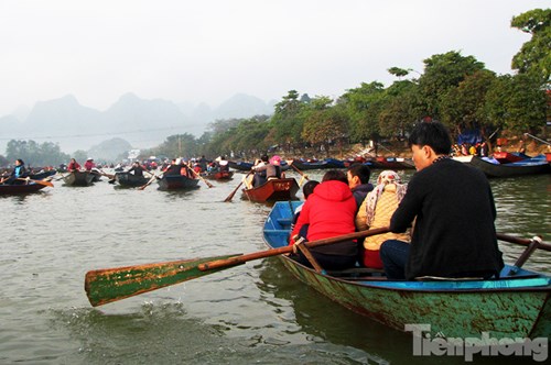 Chùa Hương chưa khai hội, du khách đã chen chân - Ảnh 7.