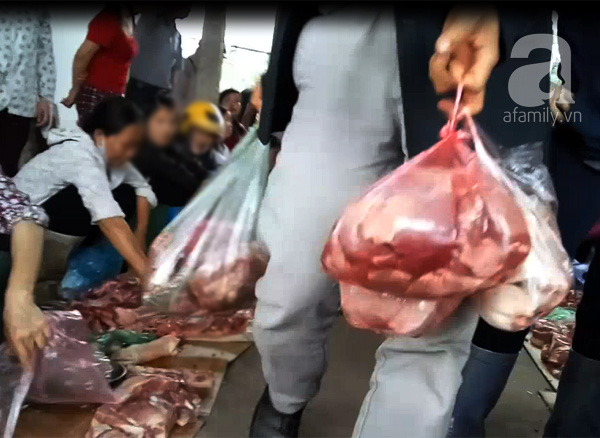 Ai mua thịt lợn ôi thiu giá 30 ngàn/kg ở chợ thịt ôi, thịt ế ngay giữa Hà Nội? - Ảnh 8.