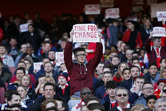 CĐV Arsenal biểu tình chưa từng có đòi đuổi HLV Wenger - Ảnh 7.