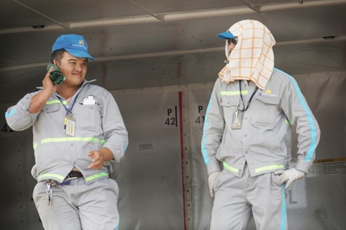 Cảm thương c&ocirc;ng nh&acirc;n l&agrave;m việc dưới nắng như thi&ecirc;u ở s&acirc;n bay - Ảnh 7.