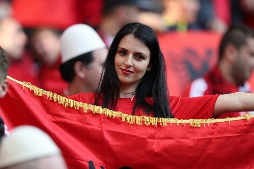 Fan nữ Albania tiếp tục đại náo trên khán đài - Ảnh 7.