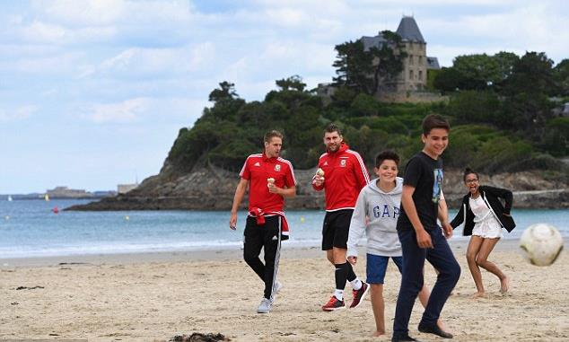 Được xả trại, sao xứ Wales bị ch&acirc;n d&agrave;i qu&acirc;y ở bờ biển - Ảnh 7.