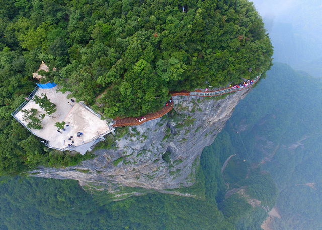 Đi tr&ecirc;n cầu k&iacute;nh b&ecirc;n v&aacute;ch n&uacute;i cao 1.500m, bạn d&aacute;m kh&ocirc;ng? - Ảnh 7.