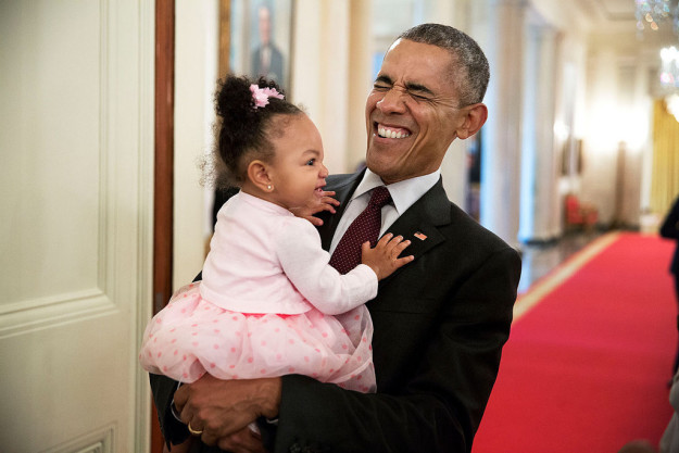 Khoảnh khắc hóm hỉnh khi Tổng thống Barack Obama và Donald Trump chơi với trẻ nhỏ - Ảnh 15.